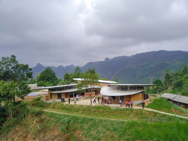 Lịm tim với ngôi trường giữa núi rừng Hà Giang: Vừa đẹp, vừa thơ mộng, nhìn xa như một cây nấm khổng lồ - Ảnh 1.