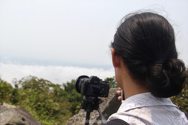 Du khách kéo nhau lên đỉnh Bàn Cờ ngắm Đà Nẵng nắng chang chang - Ảnh 11.