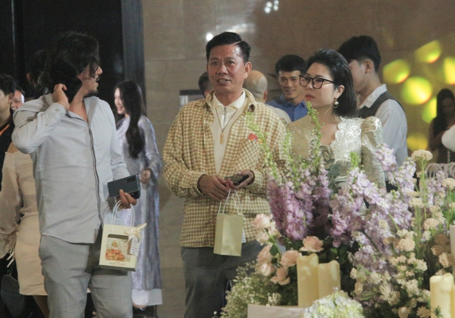 HLV Hoàng Anh Tuấn cùng người đặc biệt dự đám cưới Quang Hải, khi ra về còn được trò cưng tặng món quà này - Ảnh 2.