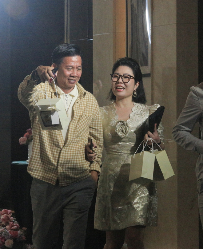 HLV Hoàng Anh Tuấn cùng người đặc biệt dự đám cưới Quang Hải, khi ra về còn được trò cưng tặng món quà này - Ảnh 1.