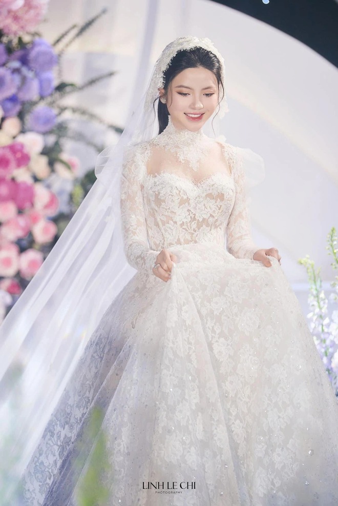 Hé lộ mức giá của 6 mẫu váy cưới mà cô dâu Chu Thanh Huyền từng mặc - Ảnh 4.