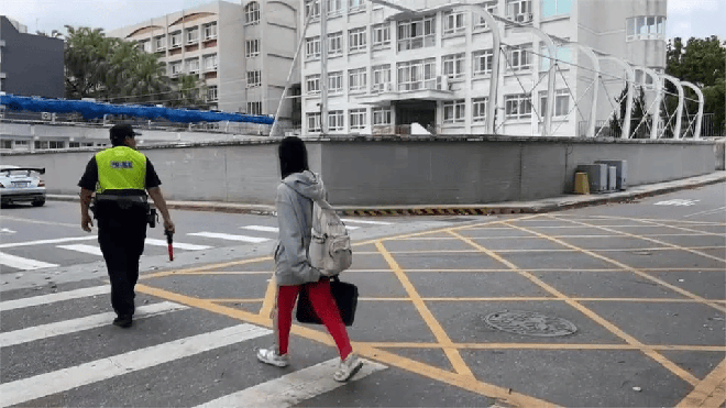 Chùm ảnh ngày đi học đầu tiên sau động đất ở Đài Loan: Hiệu trưởng đích thân ra đón, học sinh vừa mừng vừa lo - Ảnh 5.