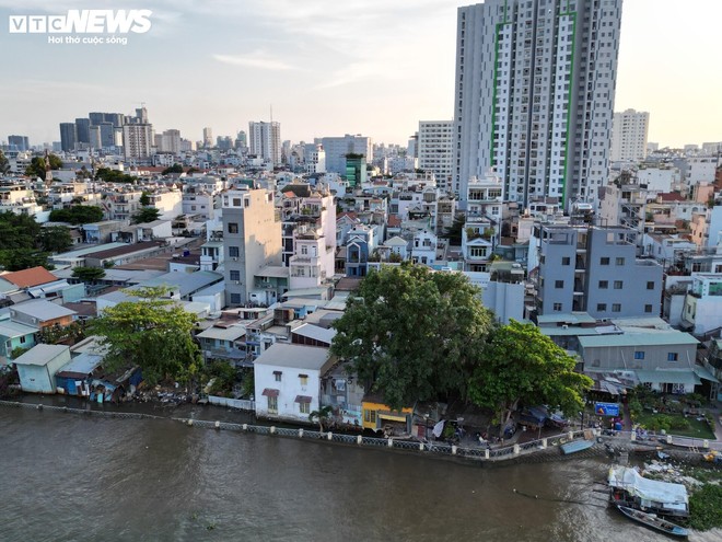 Bờ kè Thanh Đa sau 9 tháng sạt lở: Ngủ không dám đóng cửa, thấp thỏm lo nhà sập - Ảnh 1.