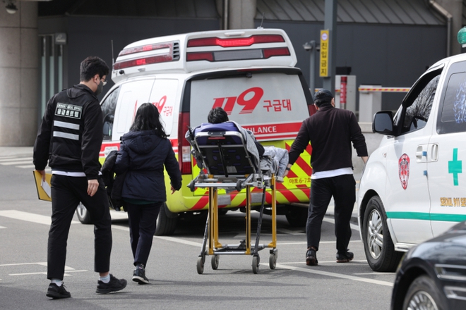 Khủng hoảng y tế tại Hàn Quốc: Dịch vụ y tế khẩn cấp sắp sụp đổ sau 2 tháng chống chọi? - Ảnh 1.