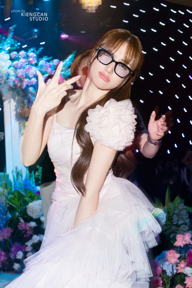Ảnh n&eacute;t căng Ho&agrave; Minzy quẩy hết nấc c&ugrave;ng Văn To&agrave;n mặc tin đồn y&ecirc;u đương, Tiến Linh như kh&oacute;c &ocirc;m chầm lấy Văn L&acirc;m - Ảnh 9.