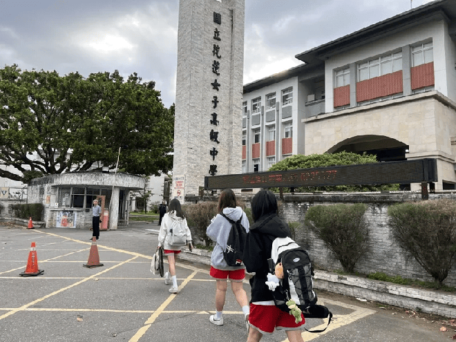 Chùm ảnh ngày đi học đầu tiên sau động đất ở Đài Loan: Hiệu trưởng đích thân ra đón, học sinh vừa mừng vừa lo - Ảnh 2.