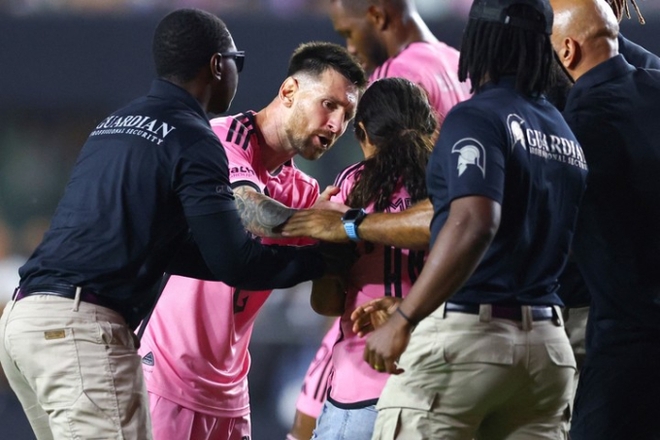 Fan nữ được Messi bảo vệ khi chạy vào sân để xin chụp ảnh chung - Ảnh 2.