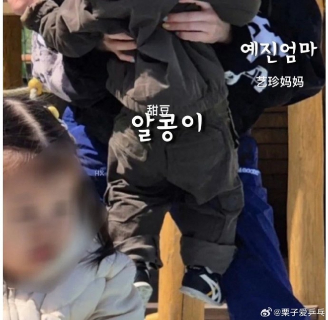 HOT: Tóm dính Son Ye Jin - Hyun Bin đưa quý tử ra ngoài chơi, điểm thay đổi này của bé gây sốt - Ảnh 4.