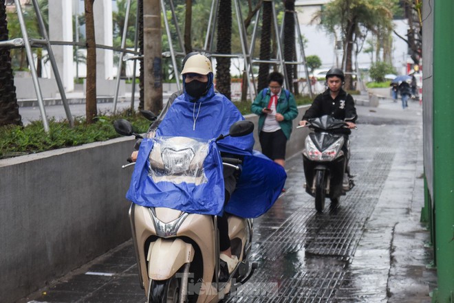 Người Hà Nội vất vả đi làm ngày đầu tuần vì mưa phùn, đường phố ùn tắc - Ảnh 9.