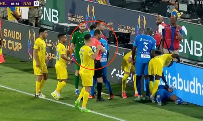 Sốc: Ronaldo giơ nắm đấm hướng về trọng t&agrave;i sau khi phải nhận thẻ đỏ v&igrave; lỗi đ&aacute;nh nguội - Ảnh 4.