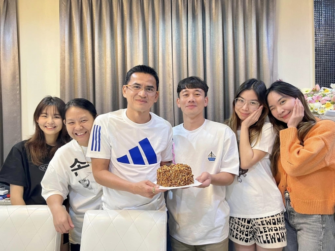 Sao HAGL bất ngờ chung khung hình với 3 cô gái xinh đẹp ở Thái Lan, dân mạng lập tức vào đẩy thuyền - Ảnh 5.