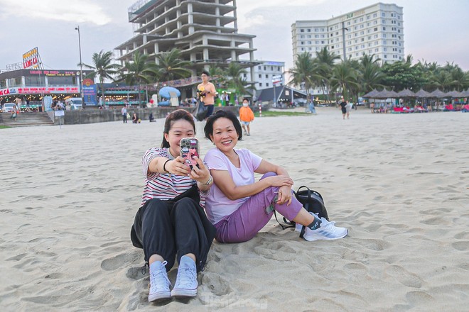 Người dân, du khách đổ xô ra biển Đà Nẵng giải nhiệt nắng nóng - Ảnh 12.