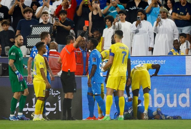 Sốc: Ronaldo giơ nắm đấm hướng về trọng t&agrave;i sau khi phải nhận thẻ đỏ v&igrave; lỗi đ&aacute;nh nguội - Ảnh 3.