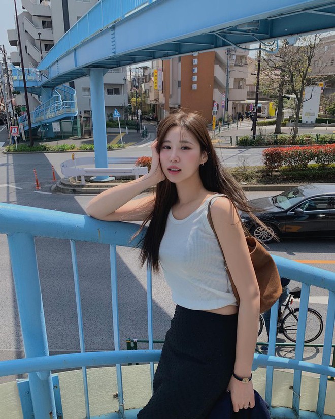 Nàng fashion blogger Hàn Quốc gợi ý 10 cách mặc áo trắng sành điệu suốt mùa hè - Ảnh 9.