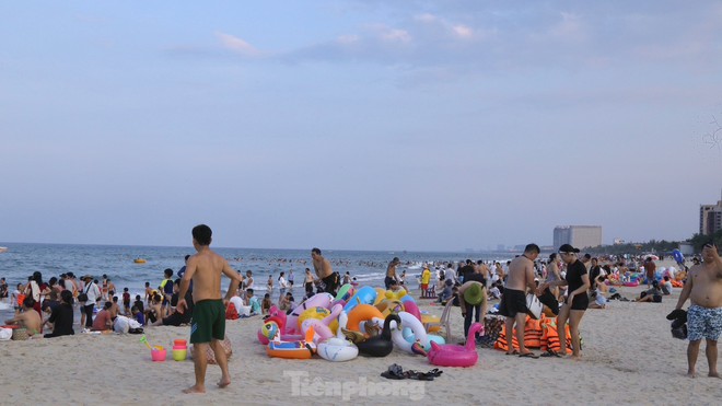 Người dân, du khách đổ xô ra biển Đà Nẵng giải nhiệt nắng nóng - Ảnh 11.