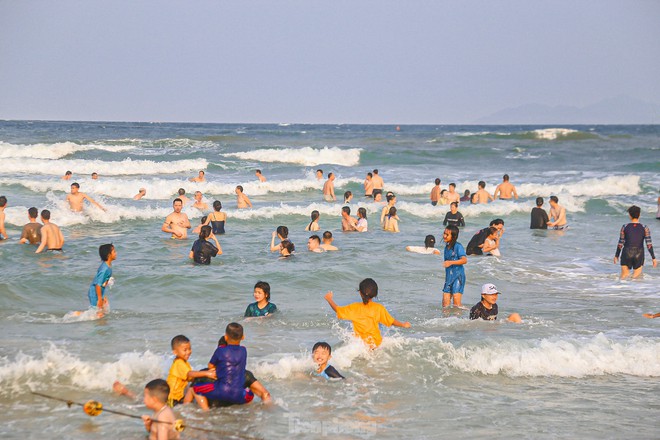 Người dân, du khách đổ xô ra biển Đà Nẵng giải nhiệt nắng nóng - Ảnh 2.