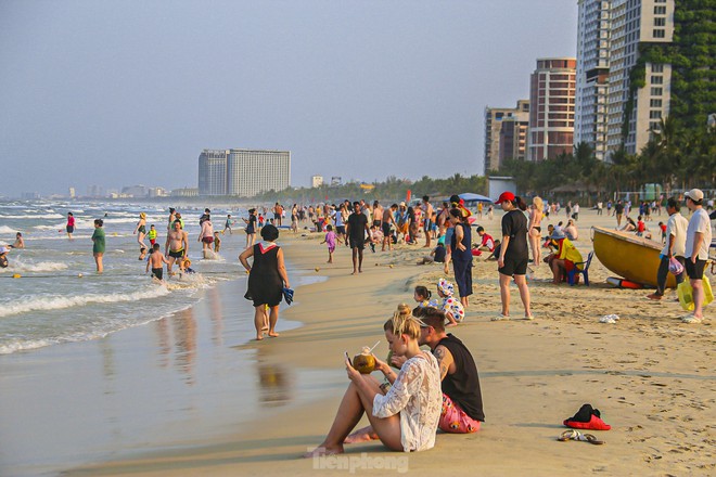 Người dân, du khách đổ xô ra biển Đà Nẵng giải nhiệt nắng nóng - Ảnh 1.
