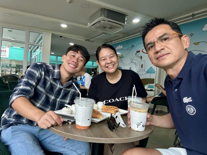 Sao HAGL bất ngờ chung khung hình với 3 cô gái xinh đẹp ở Thái Lan, dân mạng lập tức vào đẩy thuyền - Ảnh 2.