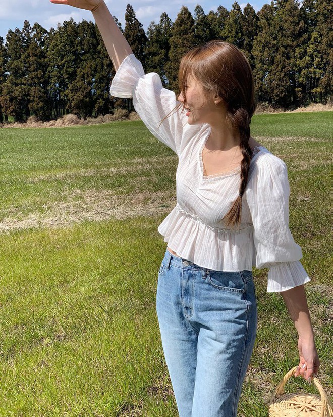 Nàng fashion blogger Hàn Quốc gợi ý 10 cách mặc áo trắng sành điệu suốt mùa hè - Ảnh 7.