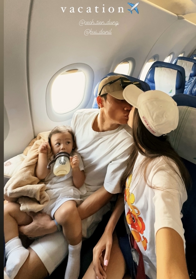 Cầu thủ đổ xô đi du lịch: Bùi Tiến Dũng khoá môi vợ cực tình trên máy bay, Lâm “Tây” cùng Yến Xuân đi Đà Lạt - Ảnh 1.