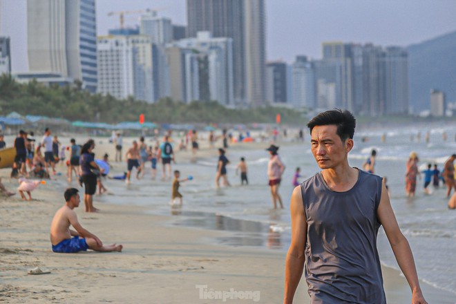 Người dân, du khách đổ xô ra biển Đà Nẵng giải nhiệt nắng nóng - Ảnh 9.
