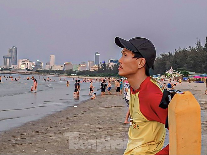 Người dân, du khách đổ xô ra biển Đà Nẵng giải nhiệt nắng nóng - Ảnh 8.