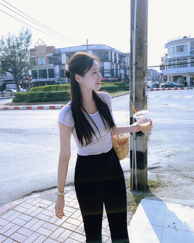Nàng fashion blogger Hàn Quốc gợi ý 10 cách mặc áo trắng sành điệu suốt mùa hè - Ảnh 4.