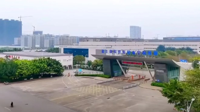 Nhà máy sản xuất iPhone tại Trung Quốc biến thành thị trấn ma: Từ 50.000 công nhân giờ không còn một bóng, thiết bị được chuyển về Việt Nam! - Ảnh 2.