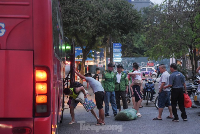 Ngày cuối dịp nghỉ lễ, nhiều người trở lại Hà Nội từ 4 giờ sáng vì sợ tắc đường - Ảnh 19.
