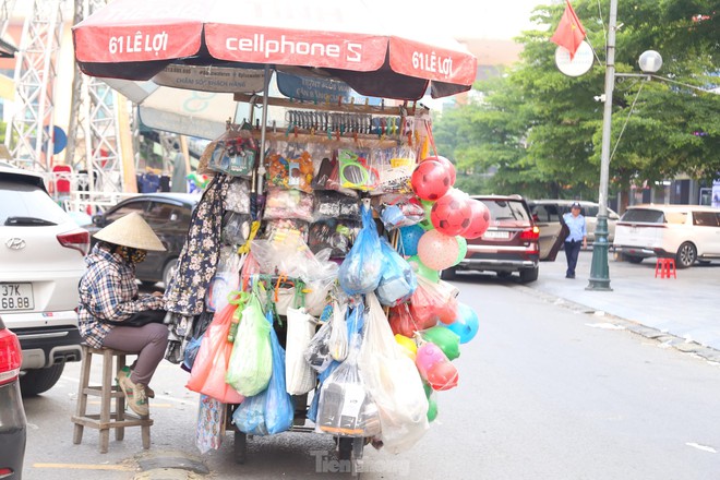 Nhọc nhằn mưu sinh dưới nắng như thi&ecirc;u đốt của những người coi việc nghỉ lễ l&agrave; điều xa vời - Ảnh 13.