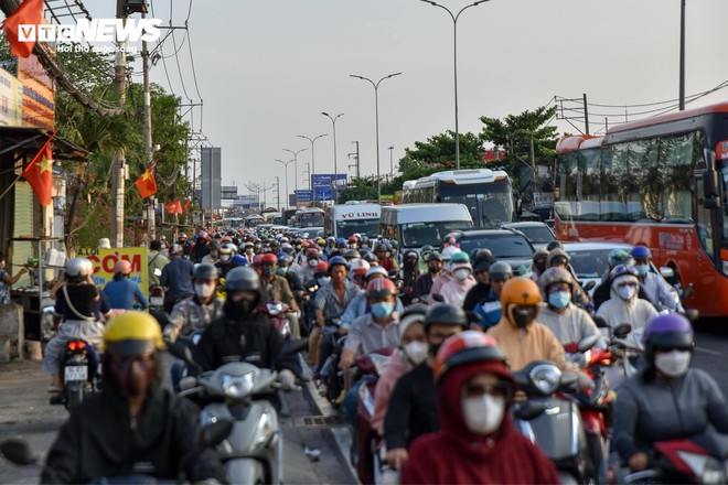 D&ograve;ng người ch&ocirc;n ch&acirc;n trong nắng r&aacute;t tại c&aacute;c cửa ng&otilde; TP.HCM - Ảnh 4.