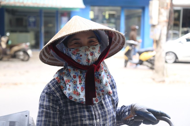 Nhọc nhằn mưu sinh dưới nắng như thi&ecirc;u đốt của những người coi việc nghỉ lễ l&agrave; điều xa vời - Ảnh 4.