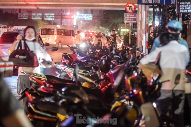 Ngày cuối dịp nghỉ lễ, nhiều người trở lại Hà Nội từ 4 giờ sáng vì sợ tắc đường - Ảnh 9.