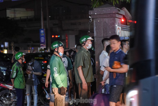 Ngày cuối dịp nghỉ lễ, nhiều người trở lại Hà Nội từ 4 giờ sáng vì sợ tắc đường - Ảnh 8.