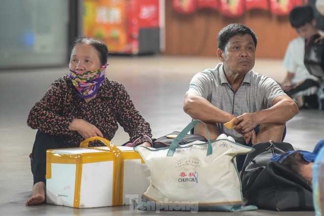 Ngày cuối dịp nghỉ lễ, nhiều người trở lại Hà Nội từ 4 giờ sáng vì sợ tắc đường - Ảnh 7.