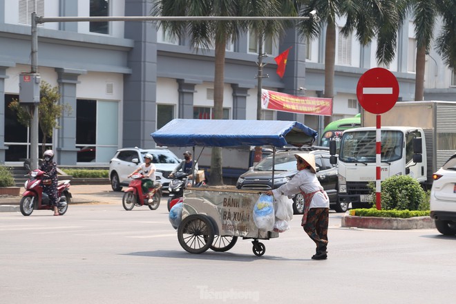 Nhọc nhằn mưu sinh dưới nắng như thi&ecirc;u đốt của những người coi việc nghỉ lễ l&agrave; điều xa vời - Ảnh 1.