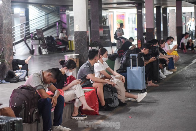 Ngày cuối dịp nghỉ lễ, nhiều người trở lại Hà Nội từ 4 giờ sáng vì sợ tắc đường - Ảnh 6.