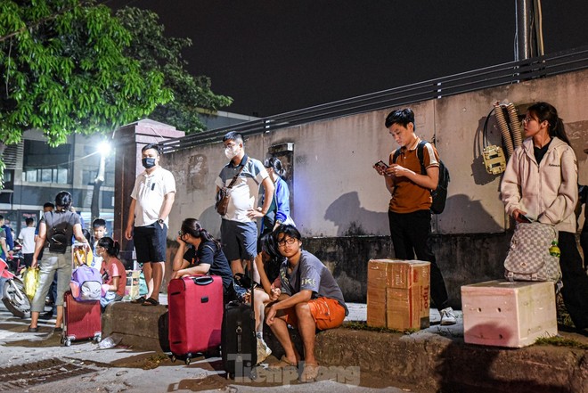 Ngày cuối dịp nghỉ lễ, nhiều người trở lại Hà Nội từ 4 giờ sáng vì sợ tắc đường - Ảnh 4.