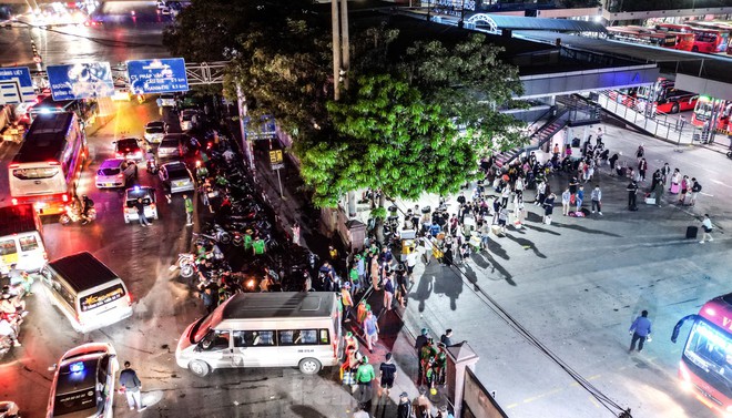 Ngày cuối dịp nghỉ lễ, nhiều người trở lại Hà Nội từ 4 giờ sáng vì sợ tắc đường - Ảnh 3.