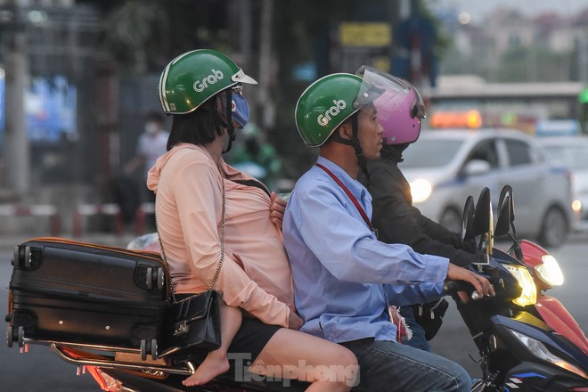 Ngày cuối dịp nghỉ lễ, nhiều người trở lại Hà Nội từ 4 giờ sáng vì sợ tắc đường - Ảnh 18.