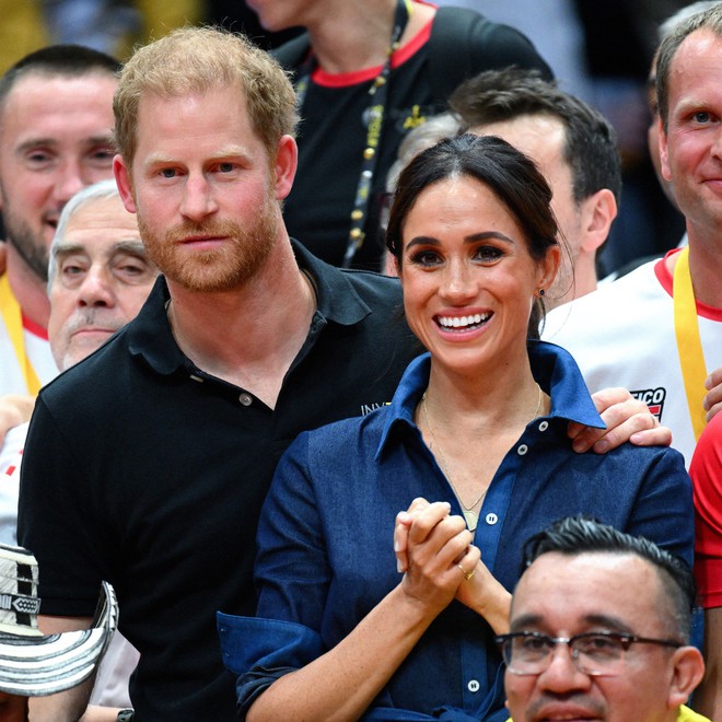 Meghan không trở về Anh cùng chồng, các thành viên hoàng gia không ai tham dự sự kiện quan trọng của Harry - Ảnh 1.