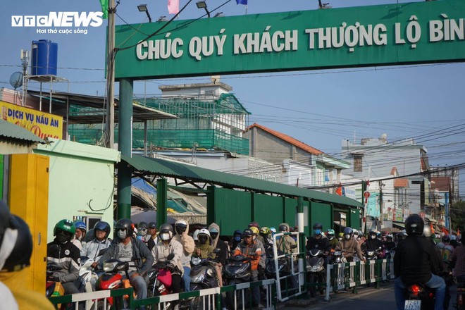 D&ograve;ng người ch&ocirc;n ch&acirc;n trong nắng r&aacute;t tại c&aacute;c cửa ng&otilde; TP.HCM - Ảnh 10.