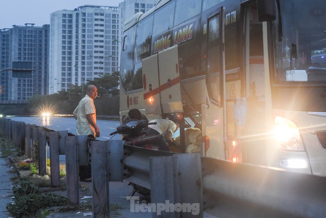 Ngày cuối dịp nghỉ lễ, nhiều người trở lại Hà Nội từ 4 giờ sáng vì sợ tắc đường - Ảnh 16.