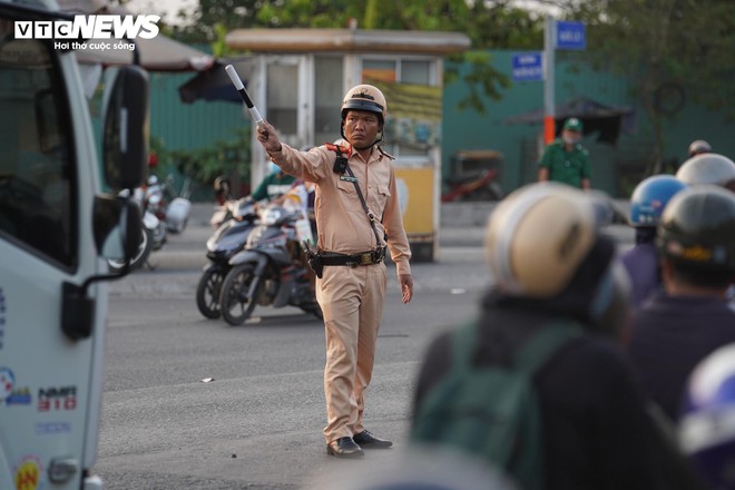 D&ograve;ng người ch&ocirc;n ch&acirc;n trong nắng r&aacute;t tại c&aacute;c cửa ng&otilde; TP.HCM - Ảnh 9.