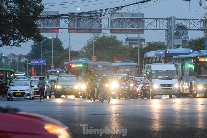 Ngày cuối dịp nghỉ lễ, nhiều người trở lại Hà Nội từ 4 giờ sáng vì sợ tắc đường - Ảnh 15.