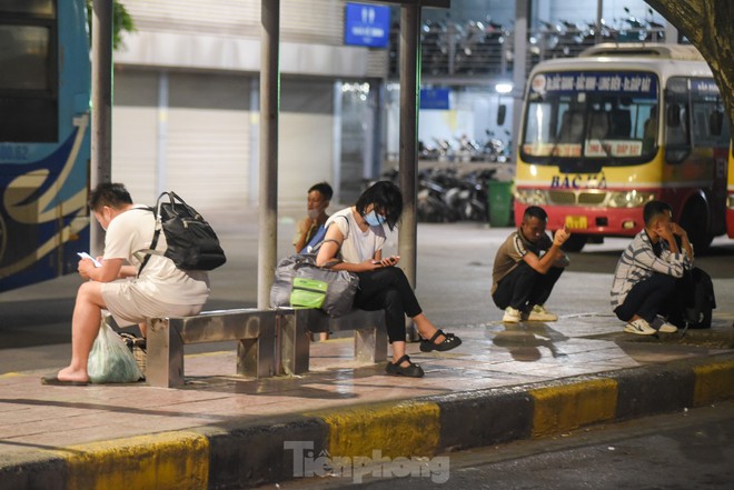 Ngày cuối dịp nghỉ lễ, nhiều người trở lại Hà Nội từ 4 giờ sáng vì sợ tắc đường - Ảnh 13.
