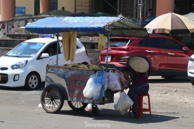 Nhọc nhằn mưu sinh dưới nắng như thi&ecirc;u đốt của những người coi việc nghỉ lễ l&agrave; điều xa vời - Ảnh 7.