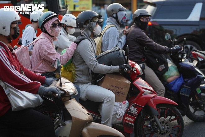 D&ograve;ng người ch&ocirc;n ch&acirc;n trong nắng r&aacute;t tại c&aacute;c cửa ng&otilde; TP.HCM - Ảnh 6.