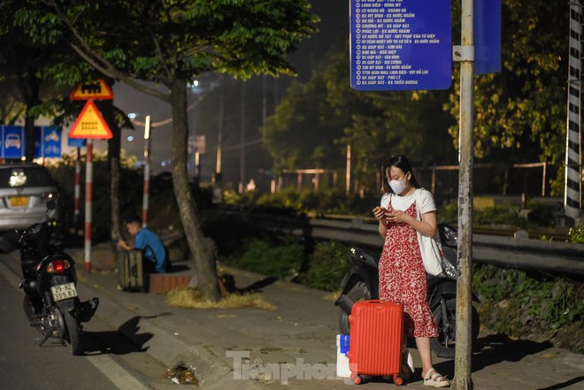 Ngày cuối dịp nghỉ lễ, nhiều người trở lại Hà Nội từ 4 giờ sáng vì sợ tắc đường - Ảnh 12.