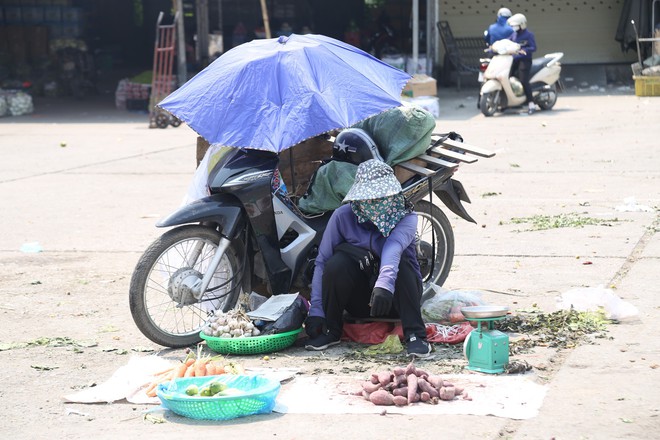 Nhọc nhằn mưu sinh dưới nắng như thi&ecirc;u đốt của những người coi việc nghỉ lễ l&agrave; điều xa vời - Ảnh 6.